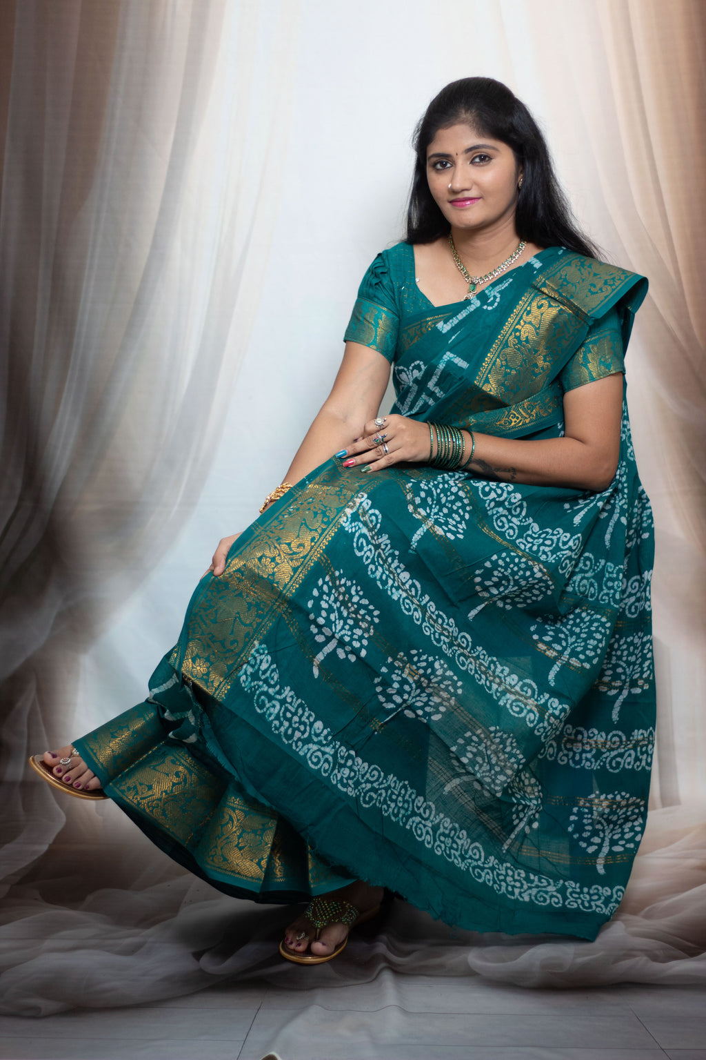 Grey Madurai Sungudi Cotton Saree with Zari Work and Brown Contrasting Borders