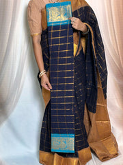 Madurai Sungudi Cotton Saree featuring a body Vanaja Kattam, complemented by a matching Constrast-colored Seperate  blouse and a Constrast zari border