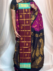Madurai Sungudi Cotton Saree featuring a body Garjola Kattam, complemented by a matching Constrast-colored running blouse and a traditional Grand zari border.