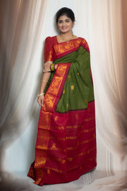Madurai Sungudi Cotton Saree featuring a Poonam body Butta, complemented by a matching Constrast-colored Seperate blouse and a Constrast zari border