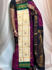 Madurai Sungudi Cotton Saree featuring a body Garjola Kattam, complemented by a matching Constrast-colored running blouse and a traditional Grand zari border.